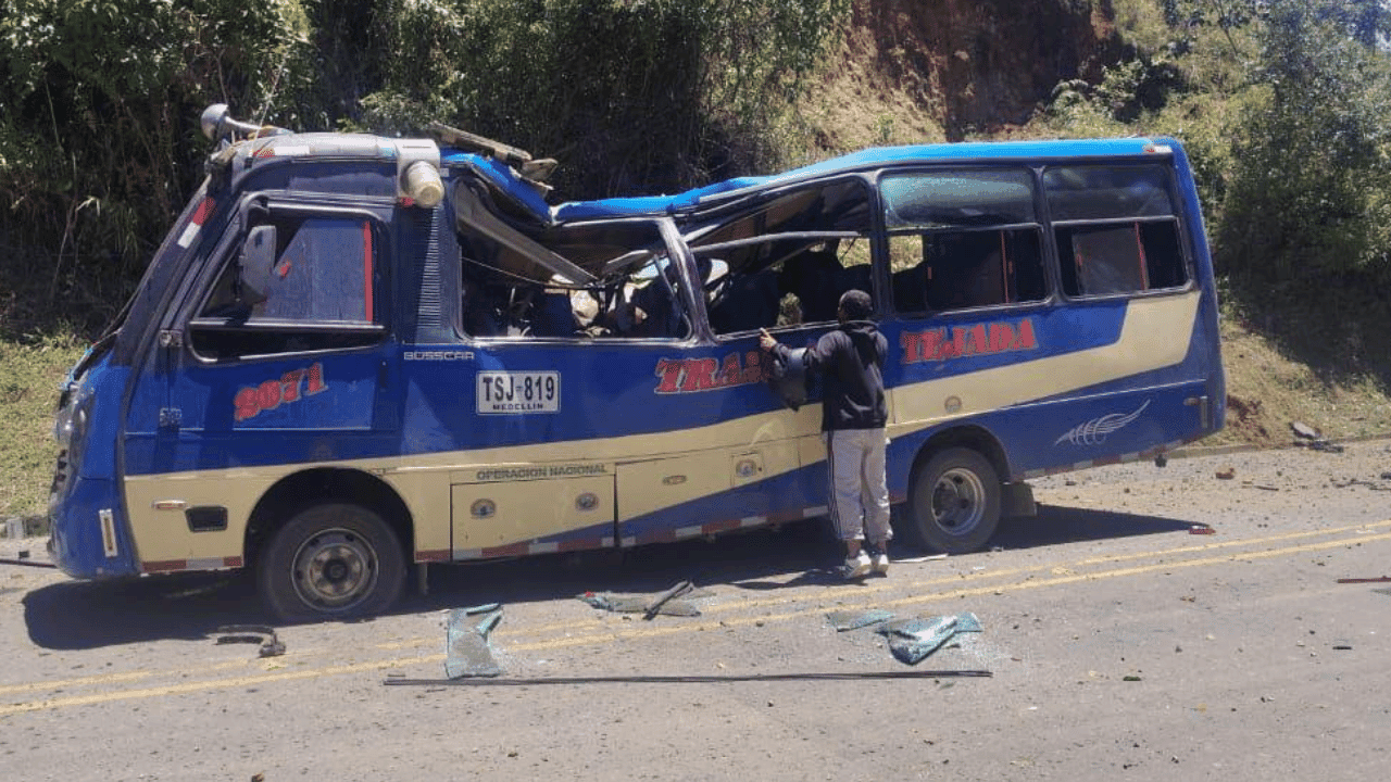 Buseta afectada por explosión disidencias de las Farc