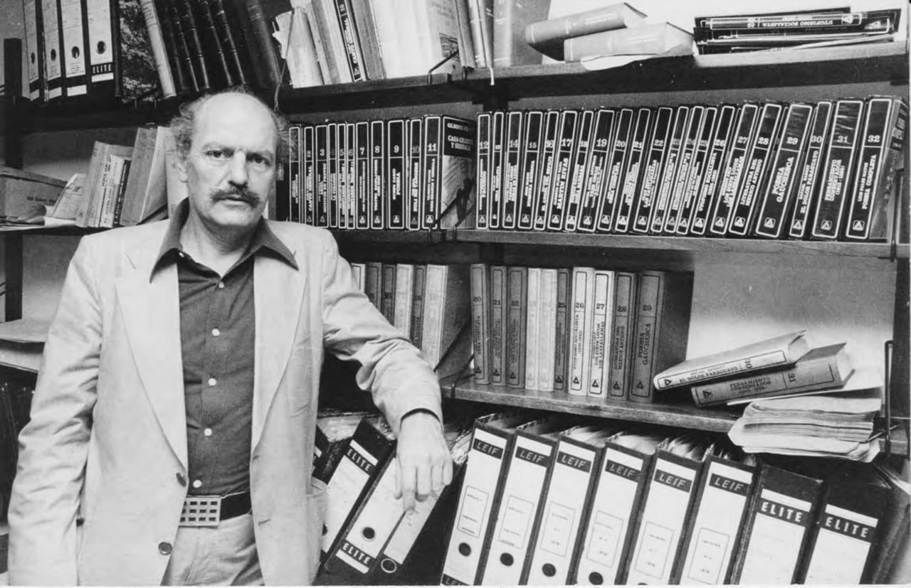Ángel Rama junto a la colección de la Biblioteca Ayacucho en Caracas