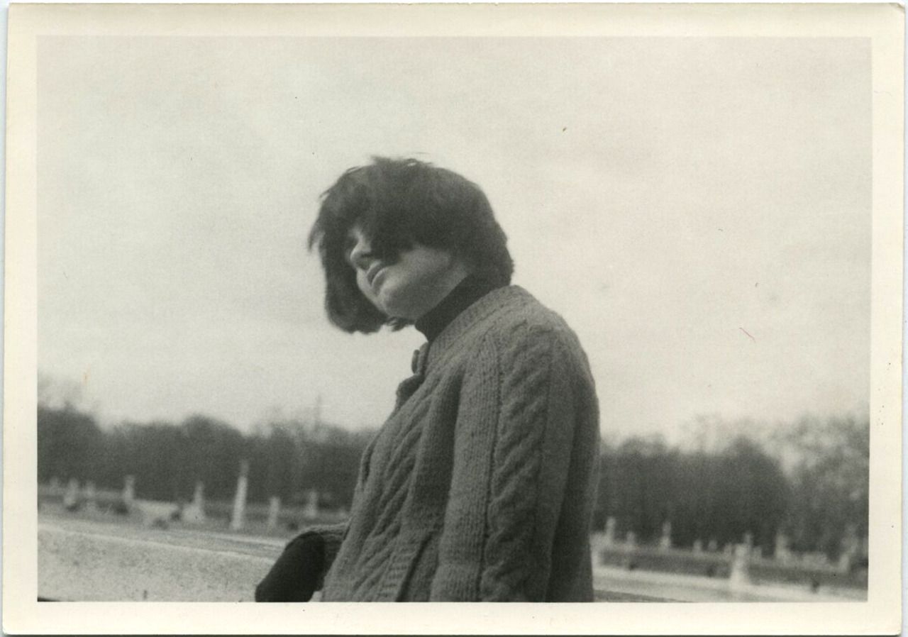 Retrato fotográfico de Marta Traba, con el cabello cubriéndole parcialmente el rostro (I)