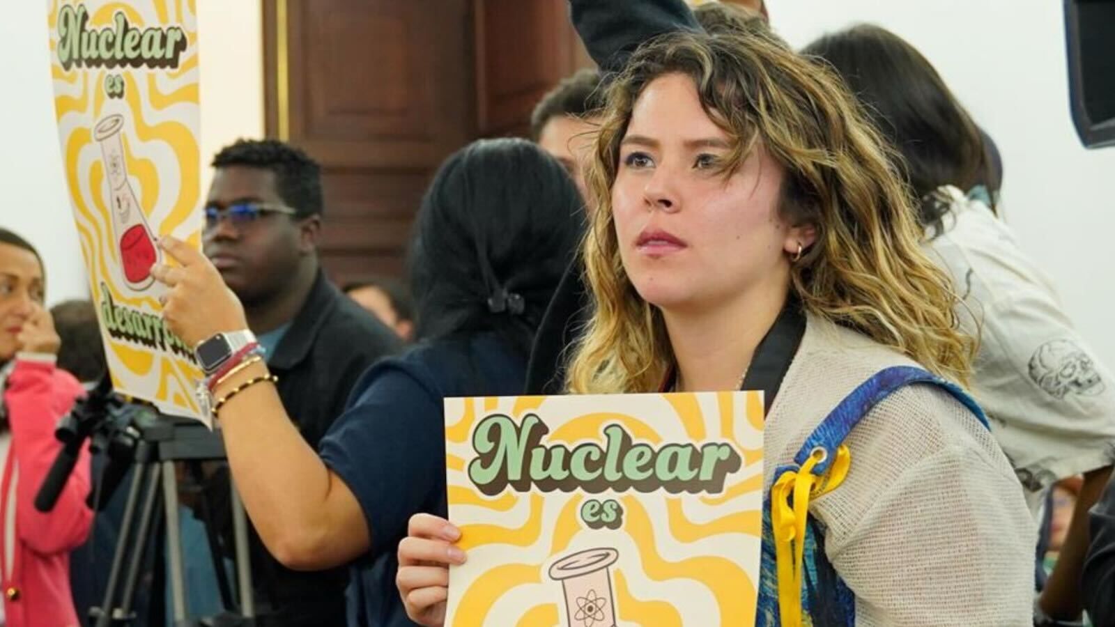 Ciudadanos respaldan la ley nuclear durante su discusión en el Congreso