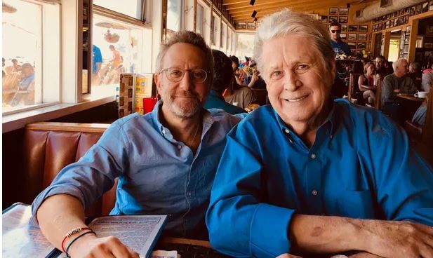 jason_fine_y_brian_wilson_en_un_cafe_de_la.jpg